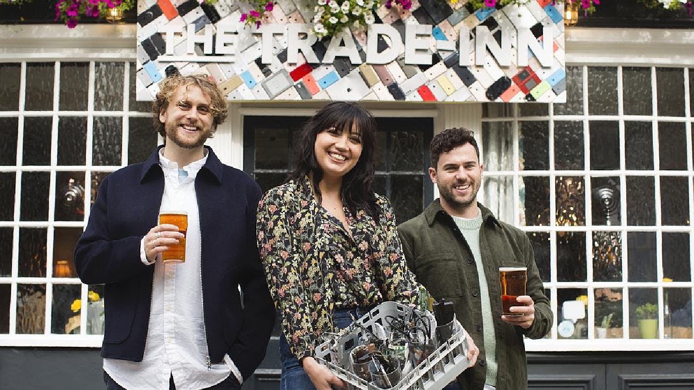 A pub lets you pay your beer with old iPhones