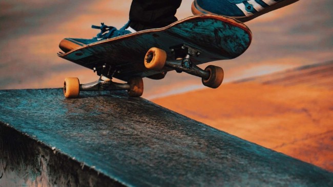🛹 Restaurant and Skateboard
